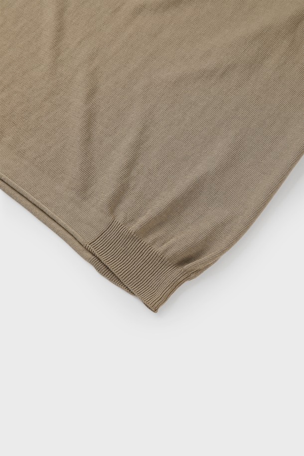 **헤링본 반소매 폴로 니트 F-QNIT01**은 부드러운 면 소재로 제작되어 편안한 착용감을 선사하며, 여름과 간절기에 활용하기 좋은 얇은 두께의 슬림핏 반소매 폴로 니트입니다. 네이비와 사비아 두 가지 색상으로 출시되었으며, 헤링본 패턴과 소매 및 밑단 시보리 & 데끼 마감 디테일이 클래식하면서도 캐주얼한 스타일을 연출합니다. 통기성이 뛰어나 단독으로 착용하거나 아우터 속 이너 니트로 활용하여 다양한 연출이 가능합니다.
