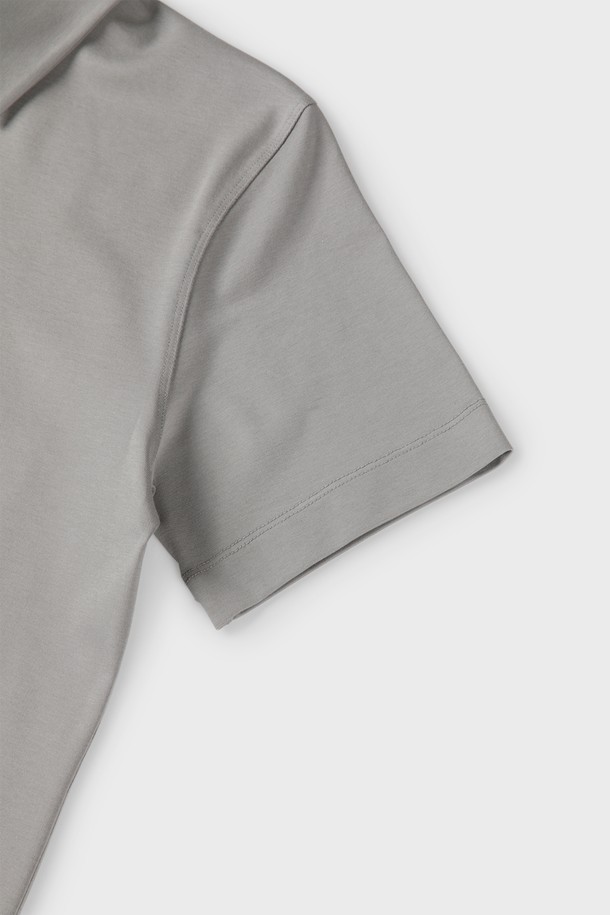 쿨에버 조니 칼라 폴로 셔츠 D-QTEE20는 남성용 폴로 셔츠로, 미니멀하고 베이직한 스타일을 추구합니다. 그레이 컬러에 반소매 기장과 레귤러핏, 슬림핏으로 폭넓은 핏을 제공하며, COOLEVER 기능성 원단과 흡습, 속건, 통기 기능을 갖춰 여름, 간절기, 겨울에도 쾌적하게 착용 가능합니다. 면, 폴리에스테르, 스판덱스 혼방 소재로 부드러운 촉감을 제공하며, 로고 자수 디테일이 특징입니다.
