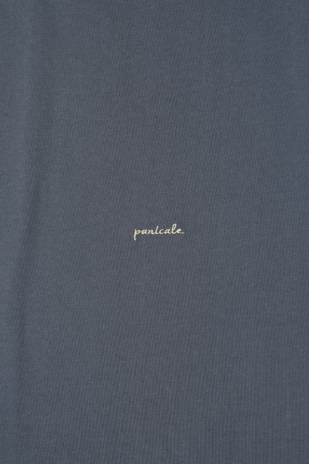 쿨에버 조니 칼라 폴로 셔츠 D-QTEE20는 여름, 간절기, 겨울까지 활용 가능한 베이직 스타일의 반소매 폴로 셔츠입니다. COOLEVER 기능성 원단을 사용하여 흡습, 속건, 통기, 경량 기능을 갖췄으며, 부드러운 촉감과 무지 디자인으로 편안한 착용감을 선사합니다. 슬림핏, 레귤러핏, 오버핏으로 다양한 핏을 선택할 수 있으며, 조니칼라 네크라인과 로고 자수 디테일이 돋보이는 제품입니다.
