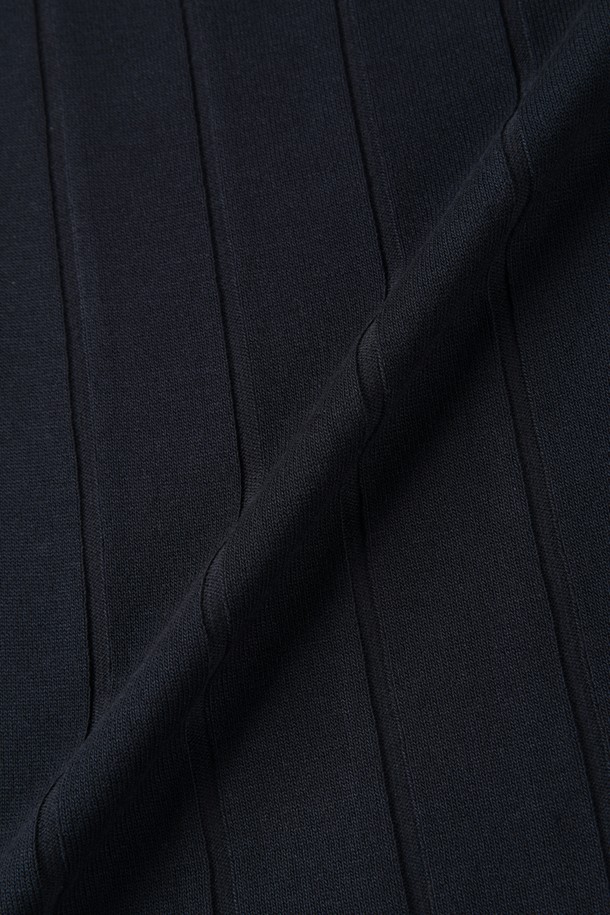 스트라이프 조니 칼라 폴로 니트 M-QNIT09는 여름, 간절기에 착용하기 좋은 남성용 반소매 니트입니다. 부드러운 촉감의 비스코스, 폴리에스터 혼방 소재로 제작되었으며, 슬림핏 디자인에 얇은 두께감으로 시원하게 착용 가능합니다. 베이직하고 캐주얼한 스타일로 데이트룩, 여행룩 등 다양한 TPO에 활용할 수 있으며, 스트라이프 패턴과 조니 칼라, 골지 마감 디테일이 특징입니다. 신축성이 뛰어나 편안하며, 버튼 없는 디자인으로 깔끔한 느낌을 줍니다. 화이트, 네이비 두 가지 컬러로 출시되었습니다.
