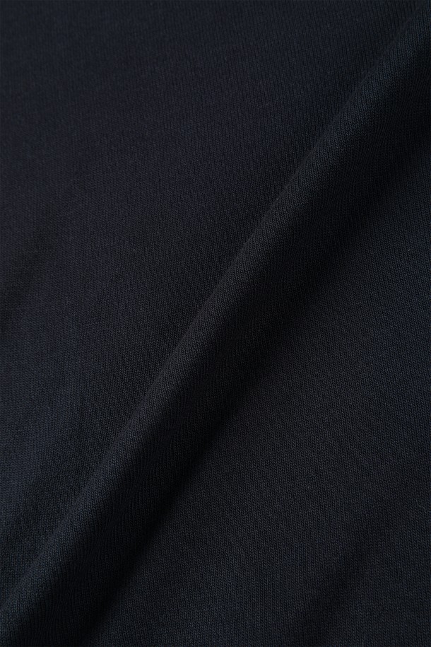 조니 칼라 폴로 니트 M-QNIT08은 미니멀하고 베이직한 스타일의 남성 여름 니트입니다. 부드러운 촉감의 비스코스, 폴리에스테르 혼방 소재로 제작되었으며, 슬림핏으로 시원하고 편안한 착용감을 선사합니다. 골지 패턴과 조니칼라 디자인이 특징이며, 반소매 기장으로 데이트룩, 카페룩 등 다양한 TPO에 활용할 수 있습니다. 버튼리스 디자인으로 깔끔하며, 단독 또는 아우터 이너로 활용 가능하여 활용도가 높습니다. 네이비, 블랙 두 가지 컬러로 출시되었습니다.
