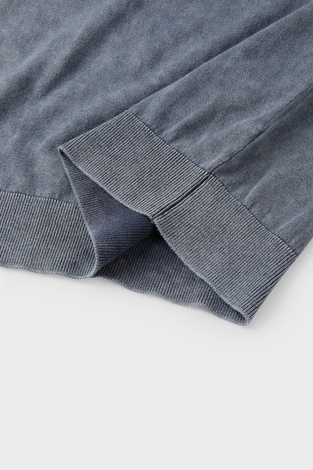 빈티지 워싱 폴로 니트 M-QNIT07은 남성용 상의로, 여름과 간절기에 적합한 슬림핏 반소매 니트입니다. 부드러운 면 소재로 제작되어 가볍고 쾌적한 착용감을 선사하며, 빈티지한 워싱 처리로 클래식, 캐주얼, 미니멀 스타일을 모두 아우릅니다. 폴로넥과 3버튼 디자인이 특징이며, 데이트룩, 카페룩 등 다양한 TPO에 활용 가능합니다. 그레이, 블루 두 가지 색상으로 제공되며, 데님 팬츠나 리넨 소재와 매치하여 멋스러운 스타일을 연출할 수 있습니다. 신축성이 좋아 활동성이 뛰어나며, 골지 패턴으로 포인트를 더했습니다.
