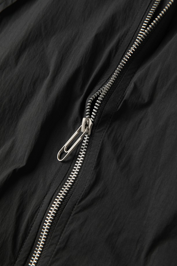 블랙 색상의 남성용 윈드브레이커 M-QCJP06는 봄, 가을 간절기에 적합한 슬림핏의 경량 아우터입니다. 나일론과 폴리에스테르 혼방 소재로 제작되어 부드러운 촉감과 함께 방풍 기능을 제공하며, 메쉬 소재 적용으로 통기성을 강화했습니다. 일상 및 스포츠 활동에 모두 활용 가능하며, 집업 스타일과 무지 디자인으로 미니멀하고 스포티한 매력을 연출합니다.
