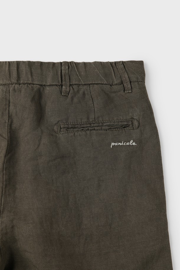 부드러운 린넨과 텐셀 혼방 소재로 제작된 남성 드로우스트링 쇼츠입니다. 카키 색상에 무지 디자인으로, 여름 및 간절기에 캐주얼하고 베이직한 스타일을 연출하기 좋습니다. 슬림핏, 레귤러핏, 릴렉스핏으로 편안함을 더했으며, 뒷면 로고 자수와 뒷주머니 봉제(제거 가능) 디테일이 특징입니다.
