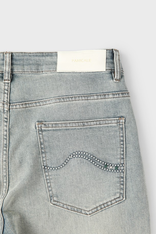 라이트블루 컬러의 남성용 데님 진으로, 캐주얼한 스타일을 연출하기에 좋습니다. 면, 폴리에스테르, 스판덱스의 혼방 소재로 제작되어 부드러운 촉감과 편안한 착용감을 제공하며, 은은한 워싱과 배색 자수 디테일이 돋보입니다. 레귤러핏과 스트레이트 핏으로 디자인되었으며, 5포켓 디자인과 간절기, 여름, 겨울 등 다양한 계절에 활용 가능한 실용적인 아이템입니다.
