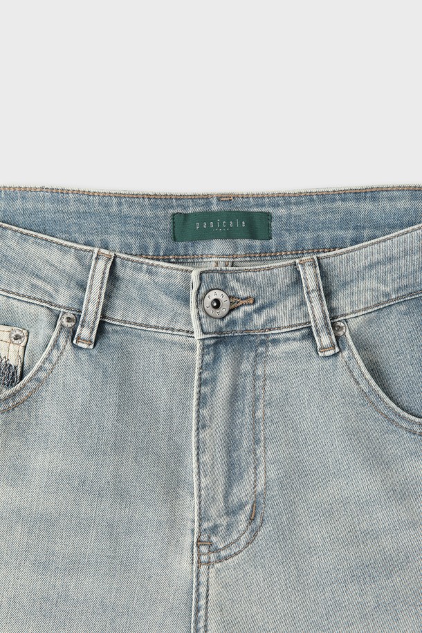 라이트블루 배색 스티치 데님 진 M-QJEAN10은 캐주얼, 미니멀, 클래식 스타일을 즐기는 남성을 위한 데님 진(진)입니다. 여름, 간절기, 겨울, 계절에 구애받지 않고 일상에서 편안하게 착용할 수 있습니다. 은은한 워싱과 포켓 배색 스티치가 돋보이며, 5포켓 디자인으로 실용성을 더했습니다. 레귤러 슬림핏으로 떨어지는 핏에 신축성 좋은 면, 폴리에스터, 스판 혼방 소재로 제작되어 부드러운 촉감을 선사합니다. 동네 마실룩이나 데이트룩에 활용하여 멋스러운 스타일을 연출해 보세요.
