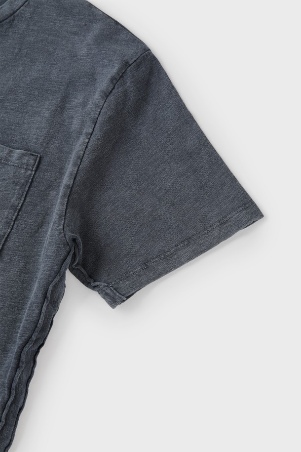 블루 가먼트 다이 코튼 포켓 데일리 티셔츠 F-HTEE63는 부드러운 촉감의 면 소재로 제작되어 편안한 착용감을 선사합니다. 빈티지한 무드를 더하는 후염 가공과 데일리룩에 활용하기 좋은 디자인, 그리고 실용적인 포켓 디테일이 특징입니다. 슬림, 레귤러, 오버핏으로 다양한 핏을 선택할 수 있으며, 블루, 카키, 차콜 세 가지 색상으로 출시되어 간절기, 여름, 겨울 등 계절에 구애받지 않고 폭넓게 활용할 수 있습니다.
