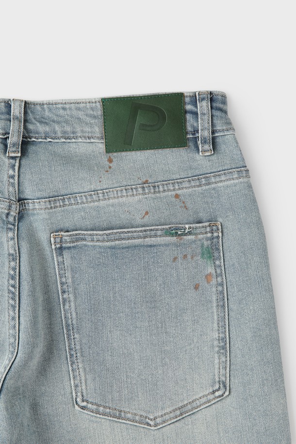 페인트 워싱 데님 진 M-QJEAN12는 남성용 데님 팬츠로, 캐주얼한 스타일을 연출하기 좋습니다. 부드러운 촉감과 신축성 좋은 면, 폴리에스터, 비스코스, 스판덱스 혼방 소재로 제작되어 편안한 착용감을 제공하며, 레귤러핏 또는 슬림핏으로 폭넓은 핏을 선택할 수 있습니다. 은은한 워싱과 페인트 디테일, 5포켓 디자인이 특징이며, 여름, 간절기, 겨울까지 활용 가능한 실용적인 아이템입니다.
