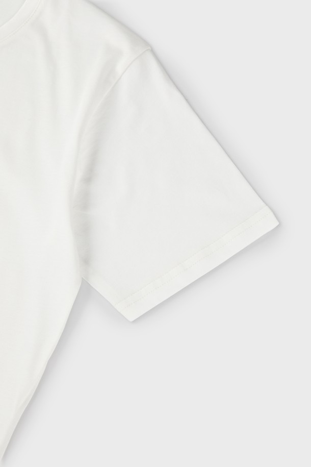 블루 라군 프린트 티셔츠 F-QTEE13은 시원한 화이트 컬러에 블루 라군 칵테일 그래픽 프린팅으로 포인트를 준 남성용 티셔츠입니다. 얇고 부드러운 면 소재로 제작되어 여름과 간절기에 쾌적하게 착용 가능하며, 슬림핏 라운드넥 디자인으로 캐주얼한 스타일을 연출합니다. 신축성이 좋아 편안한 착용감을 선사하며, 일상복으로 활용하기 좋습니다.
