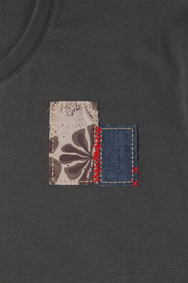 **코튼 패치워크 로고 티셔츠 F-QTEE15**

다채로운 패턴과 컬러의 패치워크 디테일이 돋보이는 코튼 티셔츠입니다. 부드러운 촉감의 면 소재로 제작되어 편안한 착용감을 선사합니다. 슬림핏 디자인과 라운드넥으로 깔끔하고 베이직한 스타일을 연출합니다. 데일리룩 및 간절기, 여름철에 활용하기 좋으며, 캐주얼, 미니멀, 클래식 무드를 모두 소화합니다. 동네 마실룩이나 여행룩으로 코디하기 좋습니다.
