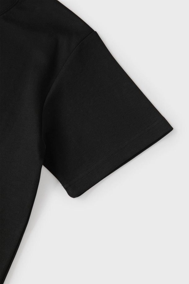 블랙과 화이트 색상으로 출시된 남성용 로고 반팔 티셔츠 M-QTEE22입니다. 비스코스, 폴리에스터, 스판 혼방 소재로 제작되어 부드러운 촉감과 얇은 두께감으로 여름, 간절기에 시원하게 착용하기 좋습니다. 여유 있는 오버핏 실루엣과 중간 신축성, 앞면 로고 자수 포인트가 돋보이는 베이직 캐주얼 스타일의 티셔츠입니다.
