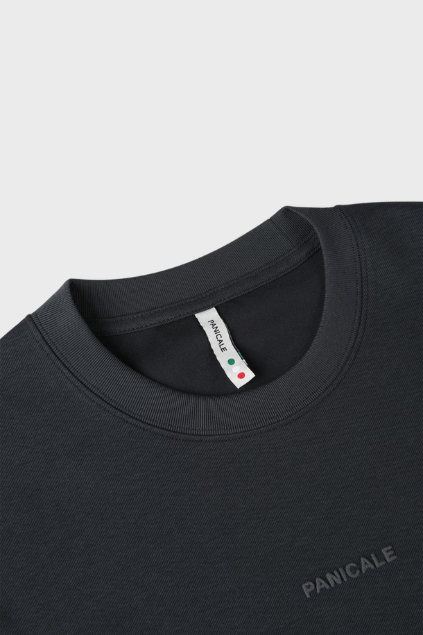 로고 반팔 티셔츠 M-QTEE23은 부드러운 촉감과 쾌적한 착용감을 선사하는 남녀 공용 상의입니다. 화이트와 차콜 두 가지 색상으로 출시되었으며, 여름과 간절기에 활용하기 좋은 베이직 스타일의 레귤러 핏 티셔츠입니다. 폴리에스터, 리오셀, 면, 스판 혼방 소재로 제작되어 신축성이 뛰어나 편안하게 활동할 수 있으며, 여유 있는 실루엣을 연출합니다.
