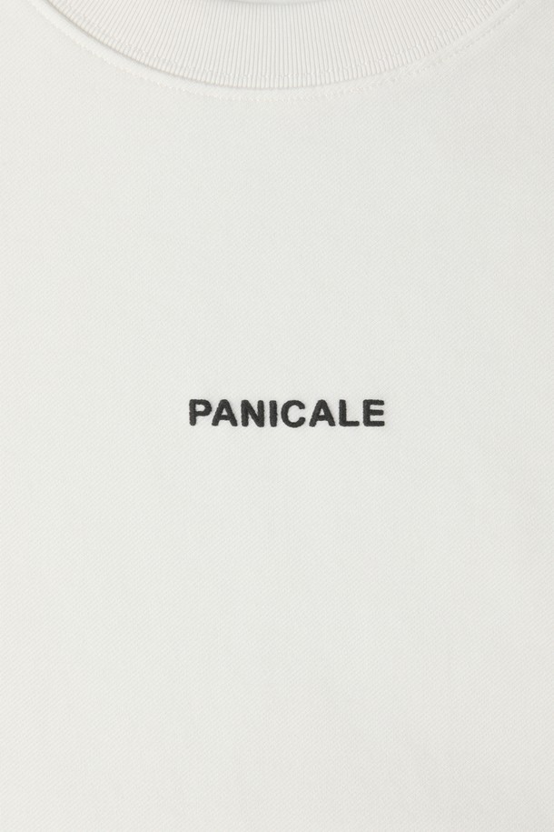 **로고 반팔 티셔츠 M-QTEE23**은 남성용 상의로, 부드러운 촉감과 쾌적한 착용감을 선사하는 반팔 티셔츠입니다. 화이트와 차콜 두 가지 색상으로 출시되었으며, 레귤러핏과 오버핏으로 편안하게 착용 가능합니다. 폴리에스터, 리오셀, 면, 스판 혼방 소재로 제작되어 신축성이 뛰어나 활동성이 좋고, 여름 및 간절기에 베이직하고 캐주얼한 스타일을 연출하기에 적합합니다.
