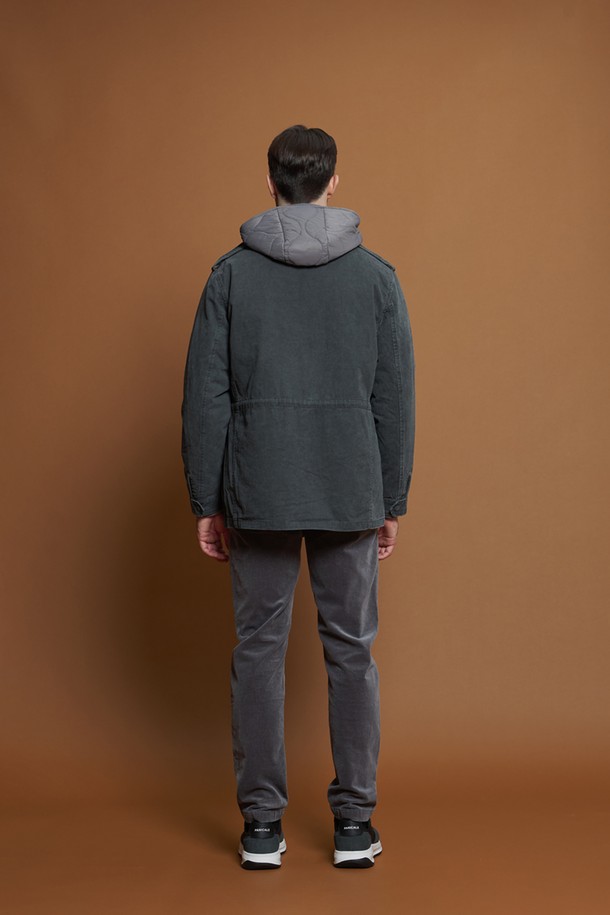 **디테처블 후드 재킷 M-GCJP69**

남성용 디테처블 후드 재킷입니다. 차콜 색상의 무지 패턴으로, 가을과 겨울에 착용하기 좋은 두꺼운 두께감의 점퍼입니다. 캐주얼, 베이직 스타일로 일상, 산책, 여행 등 다양한 TPO에 활용할 수 있습니다. 탈부착 가능한 후드와 킬팅 안감, 플랩 포켓, 어깨 견장 디테일이 특징이며, 투웨이 지퍼와 레귤러핏으로 편안함을 더했습니다. 면, 나일론, 폴리에스테르 혼방 소재로 제작되어 내구성과 유연성이 뛰어나며, 우수한 보온성과 가벼운 착용감을 제공합니다.
