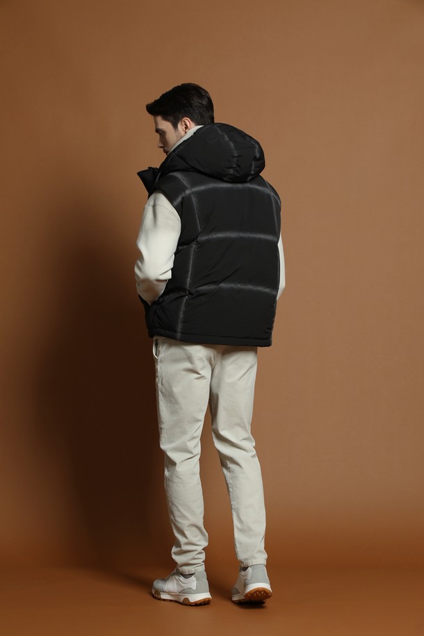 블랙 컬러의 남성용 후드 다운 베스트 M-QCJP59입니다. 겨울철 캐주얼 및 스포티 스타일을 연출하기에 적합하며, 레귤러 핏으로 편안하게 착용할 수 있습니다. 퀼팅 디자인과 후드가 특징이며, 두꺼운 두께감과 부드러운 촉감으로 따뜻함을 선사합니다. 민소매 디자인으로 활동성을 높였으며, 나일론 소재를 사용하여 내구성을 강화했습니다. 집업 형식으로 간편하게 착용 가능하며, 일상에서 폭넓게 활용할 수 있습니다.
