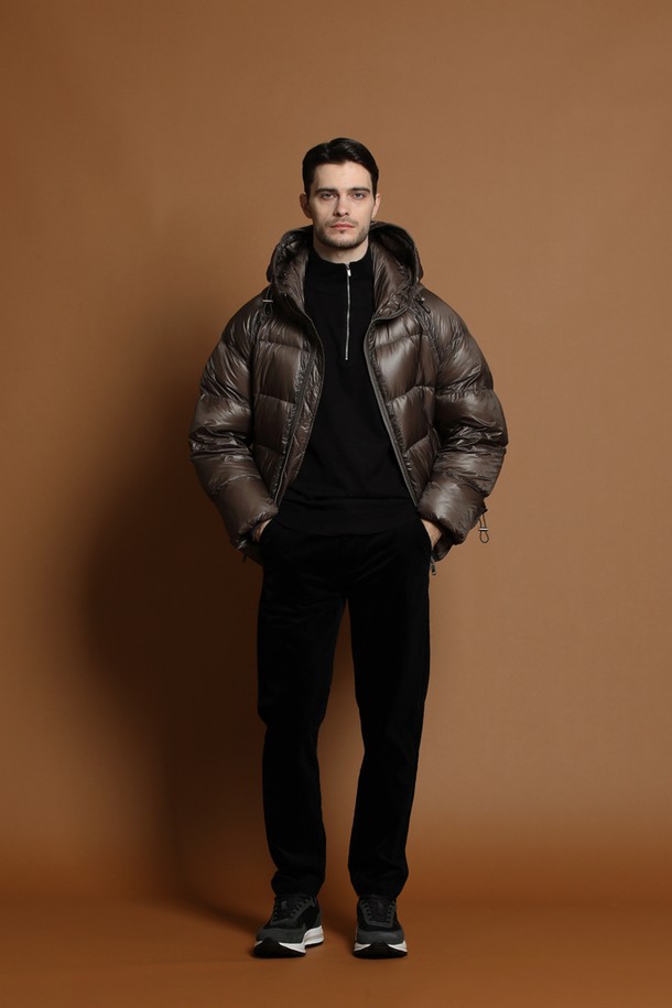 경량 덕다운 패딩 재킷 M-QCJP57은 남성용 겨울 아우터입니다. 브라운 컬러의 베이직하고 미니멀한 디자인으로, 일상복으로 활용하기 좋습니다. 얇고 가벼운 나일론 소재에 덕다운 충전재를 사용하여 보온성을 높였습니다. 레귤러핏에 집업 스타일로 편안하게 착용할 수 있으며, 긴 소매와 후드가 있어 실용적입니다. 무지 디자인으로 다양한 스타일 연출에 용이합니다.
