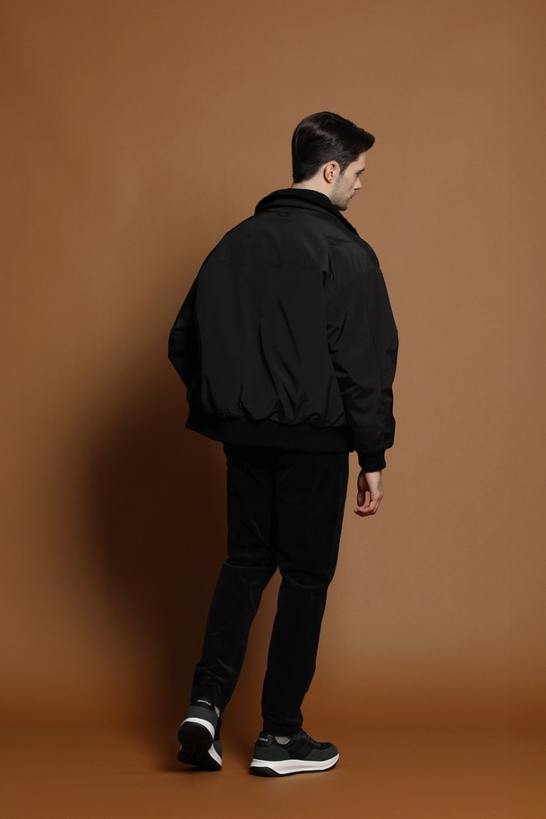 덕다운 더블 카라 블루종 재킷 M-QCJP54는 남성용 겨울 아우터입니다. 블랙 컬러의 무지 디자인으로 캐주얼, 스포티, 미니멀 스타일을 연출하기 좋습니다. 두꺼운 두께감과 부드러운 촉감의 덕다운 소재로 제작되어 보온성을 높였습니다. 넉넉한 오버핏에 집업 방식, 더블 카라 디자인으로 포인트를 주었습니다. 긴 소매 기장의 블루종 재킷으로 일상에서 편안하게 착용할 수 있습니다.
