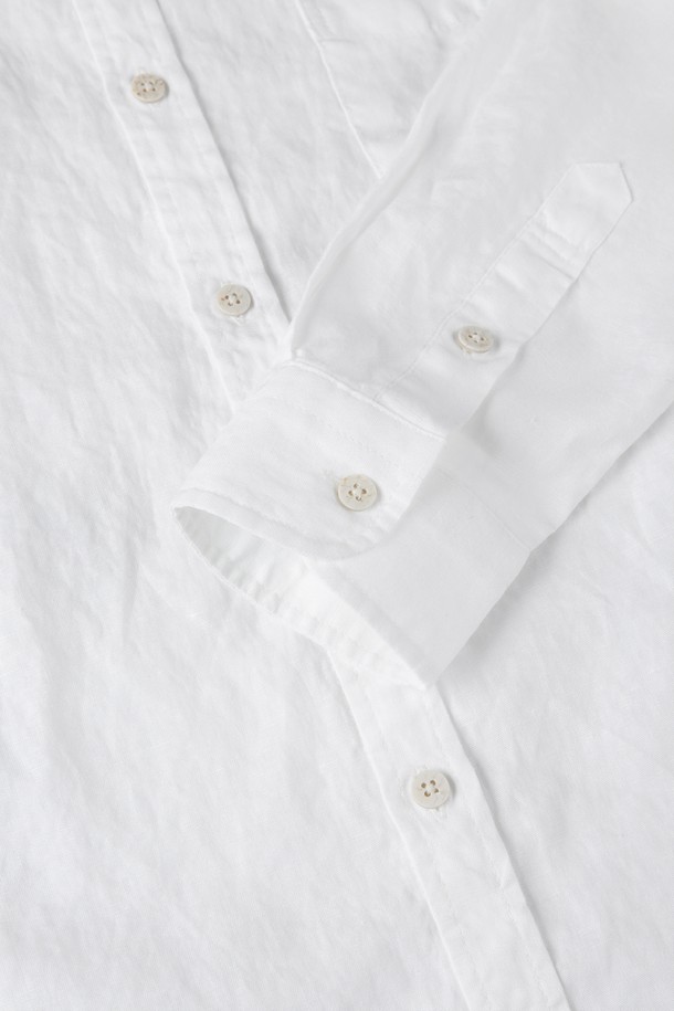 포켓 리넨 셔츠 D-QCSH09는 여름철 일상과 데이트룩, 카페룩에 잘 어울리는 남성용 셔츠입니다. 베이직하고 캐주얼한 스타일로, 슬림핏 디자인과 레귤러 기장으로 제작되었습니다. 리넨 소재 특유의 시원함과 내추럴한 텍스처가 돋보이며, 통기성이 우수하여 쾌적한 착용감을 선사합니다. 화이트, 스카이블루, 오렌지, 브라운, 옐로우 등 다양한 컬러 옵션으로 출시되었으며, 앞면 로고 자수와 포켓 디테일이 특징입니다. 캐주얼, 클래식, 미니멀 스타일을 모두 소화할 수 있는 활용도 높은 셔츠입니다.
