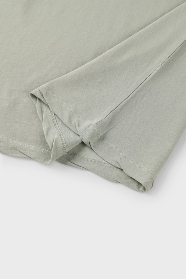 빈티지 워싱 로고 티셔츠 D-QTEE11는 부드러운 면 소재로 제작되어 편안한 착용감을 선사합니다. 스카이블루, 그린, 아이보리, 네이비, 다크베이지, 블루, 핑크, 차콜, 베이지 등 다채로운 9가지 컬러로 출시되어 데일리웨어로 활용하기 좋습니다. 샌드 바이오 워싱 처리와 자연스러운 주름 효과로 빈티지하고 클래식한 무드를 연출하며, 라운드넥에 반소매, 레귤러핏 디자인으로 제작되었습니다. V 스티치 디테일과 견고한 이중 박음질, 로고 패턴이 특징이며, 산책룩이나 카페룩과 같은 캐주얼 스타일에 잘 어울립니다.
