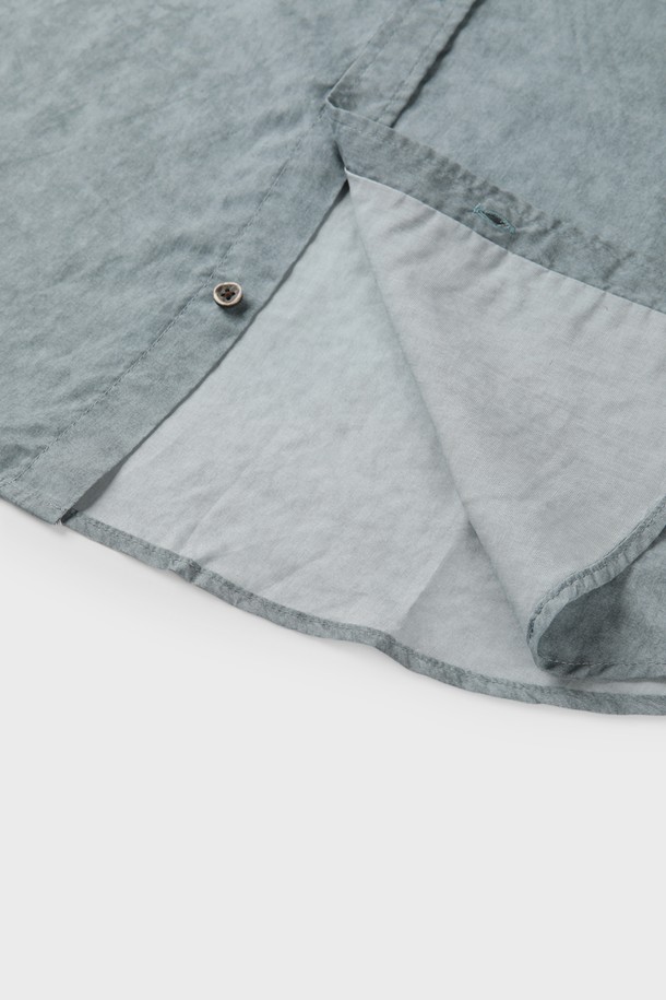 리오셀 린넨 워싱 셔츠 D-QCSH12는 남성용 상의로, 부드러운 촉감의 리오셀과 린넨 혼방 소재로 제작되었습니다. 베이직하면서도 캐주얼한 스타일로, 그레이와 블루 두 가지 색상으로 출시되었습니다. 간절기, 여름, 겨울까지 폭넓게 활용 가능하며, 슬림핏과 레귤러핏 두 가지 핏으로 만나볼 수 있습니다. 단추 여밈, 포켓 디테일, P 자수 포인트, 워싱 가공으로 빈티지한 감성을 더했으며, 데이트룩과 비즈니스 캐주얼, 캐주얼, 클래식, 미니멀 스타일을 즐겨 입는 분들께 추천합니다. 긴 소매 기장의 무지 셔츠입니다.
