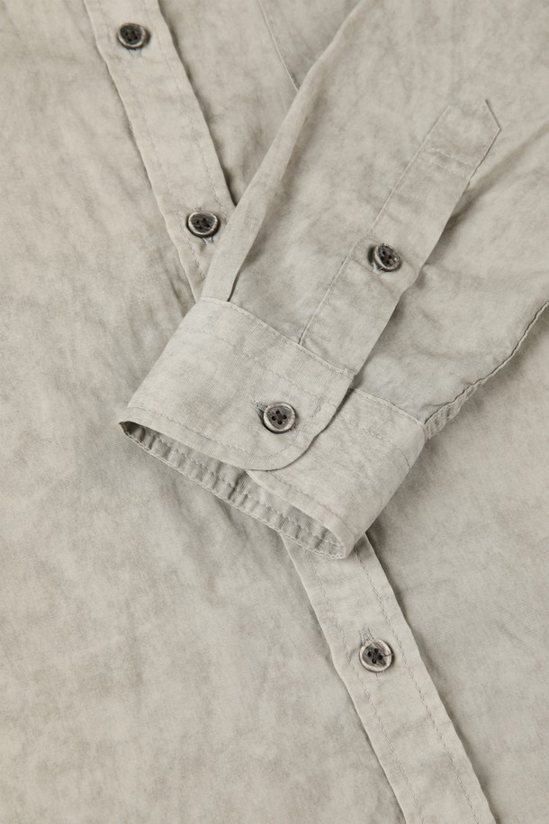 **리오셀 리넨 워싱 셔츠 D-QCSH12**

부드러운 촉감의 리오셀과 린넨 혼방 소재로 제작된 남성 셔츠입니다. 캐주얼한 스타일로 여름, 간절기, 겨울까지 폭넓게 활용 가능하며, 데이트룩과 출근룩에 모두 잘 어울립니다. 슬림핏 디자인에 워싱 처리된 독특한 패턴이 돋보이며, 그레이와 블루 두 가지 색상으로 출시되었습니다. 칼라 넥 라인에 긴 소매 기장으로 세련된 느낌을 더했으며, 단추 여밈과 포켓 디테일, P 자수 포인트가 특징입니다. 티셔츠와 레이어드하여 다양한 스타일을 연출할 수 있습니다.
