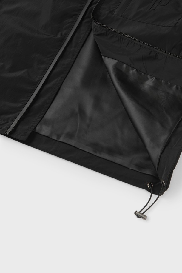 라이트 테크 후드 윈드브레이커 M-QCJP02는 부드러운 폴리에스터 소재로 제작되어 가볍고 편안한 착용감을 제공합니다. 후드와 밑단 조임끈으로 실용성을 더했으며, 앞면과 소매에 로고 디테일로 세련된 포인트를 더했습니다. 일상과 간절기는 물론 여름에도 활용 가능한 레귤러핏의 남성용 윈드브레이커입니다.
