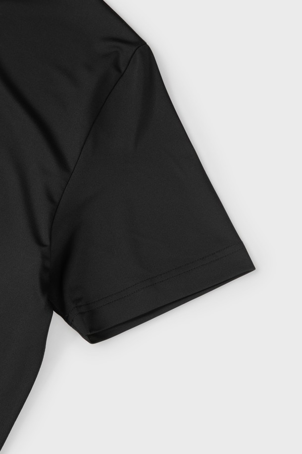 에어로쿨 스트레치 폴로 셔츠 D-QTEE16은 남성용 상의로, 일상 및 스포츠 활동에 적합한 에어로쿨 기능성 폴로 셔츠입니다. 얇고 부드러운 폴리에스터, 스판덱스 혼방 소재로 제작되어 흡습, 냉감, 통기 기능이 뛰어나 쾌적한 착용감을 제공합니다. 클로버 모양 단면 구조와 잠재수축사 가공으로 기능성을 높였으며, 슬림핏, 레귤러핏, 오버핏으로 다양한 스타일을 연출할 수 있습니다. 스포티, 미니멀, 캐주얼 스타일을 선호하는 분들께 추천하는 그레이 컬러의 반소매 무지 폴로 셔츠입니다. 로고 프린팅으로 포인트를 더했습니다.
