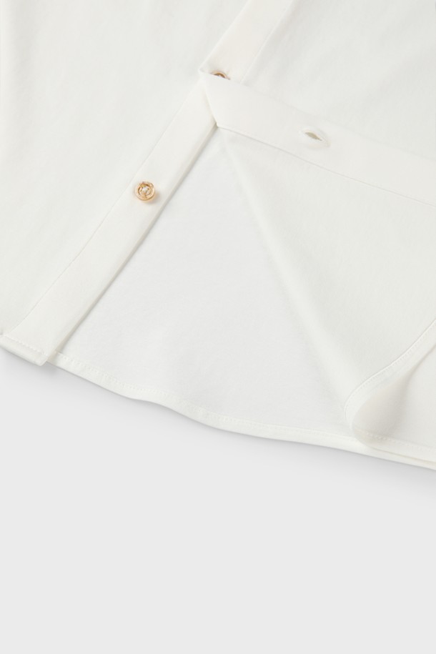 로고 포인트 저지 셔츠 D-QCSH13은 부드러운 촉감의 면과 스판덱스 혼방 소재로 제작되어 편안한 착용감을 선사합니다. 슬림핏으로 깔끔하게 떨어지는 실루엣이 특징이며, 간절기와 여름철에 활용하기 좋은 얇은 두께감입니다. 뒷목 부분에는 PANICALE 로고 프린팅으로 포인트를 주어 캐주얼하고 단정한 스타일을 연출할 수 있습니다. 아이보리 컬러로 어떤 하의에도 잘 어울리며, 데일리룩 또는 레이어드하여 다양한 스타일을 연출하기 좋습니다. 동네 마실룩, 캐주얼, 미니멀, 클래식 스타일을 즐겨 입는 분들께 추천합니다.
