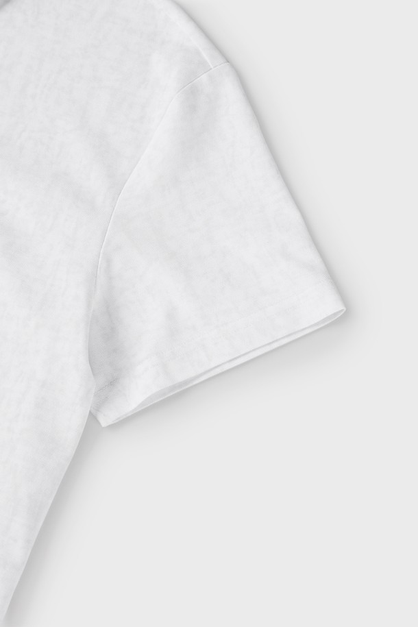 **반집업 폴로 티셔츠 M-QTEE19**는 남성용 반집업 폴로 티셔츠입니다. 베이지, 블루, 화이트, 카키 4가지 색상으로 출시되었으며, 데일리룩과 간절기, 여름철에 착용하기 좋습니다. 클래식하고 베이직한 스타일로, 레귤러 핏의 반소매 기장입니다. 면, 폴리에스터, 스판 혼방 소재로 제작되어 부드러운 촉감을 선사합니다. 클래식한 카라 디자인과 뒷면 로고 프린팅이 특징이며, 카페룩, 여행룩, 미니멀, 캐주얼 스타일을 연출하기에 적합합니다.
