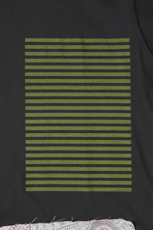 패치워크 코튼 티셔츠 F-QTEE03은 남성을 위한 캐주얼 스타일의 반소매 티셔츠입니다. 차콜과 화이트 두 가지 색상으로 제공되며, 부드러운 면 소재에 신축성을 더해 편안한 착용감을 선사합니다. 다채로운 패턴과 컬러의 패치워크 디자인과 단정한 라운드넥으로 제작되어 다양한 하의와 멋스럽게 매치할 수 있습니다.
