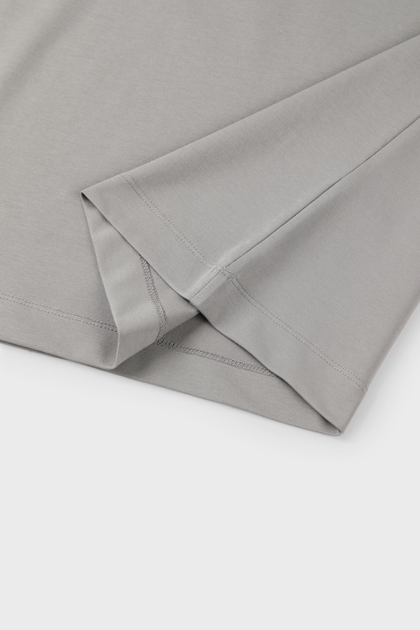 쿨에버 조니 칼라 폴로 셔츠 D-QTEE20는 남성용 폴로 셔츠로, 미니멀하고 베이직한 스타일을 추구합니다. 그레이 컬러에 반소매 기장과 레귤러핏, 슬림핏으로 폭넓은 핏을 제공하며, COOLEVER 기능성 원단과 흡습, 속건, 통기 기능을 갖춰 여름, 간절기, 겨울에도 쾌적하게 착용 가능합니다. 면, 폴리에스테르, 스판덱스 혼방 소재로 부드러운 촉감을 제공하며, 로고 자수 디테일이 특징입니다.
