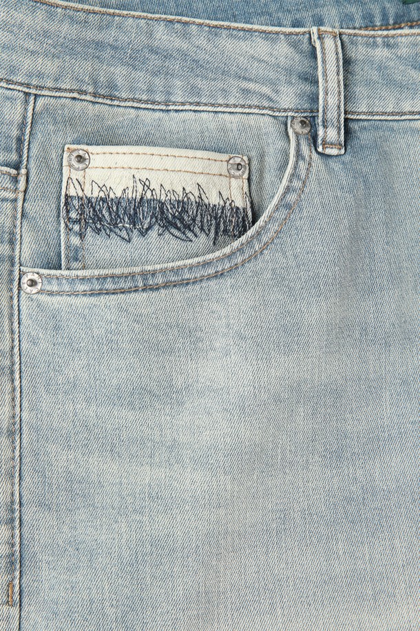 라이트블루 배색 스티치 데님 진 M-QJEAN10은 캐주얼, 미니멀, 클래식 스타일을 즐기는 남성을 위한 데님 진(진)입니다. 여름, 간절기, 겨울, 계절에 구애받지 않고 일상에서 편안하게 착용할 수 있습니다. 은은한 워싱과 포켓 배색 스티치가 돋보이며, 5포켓 디자인으로 실용성을 더했습니다. 레귤러 슬림핏으로 떨어지는 핏에 신축성 좋은 면, 폴리에스터, 스판 혼방 소재로 제작되어 부드러운 촉감을 선사합니다. 동네 마실룩이나 데이트룩에 활용하여 멋스러운 스타일을 연출해 보세요.
