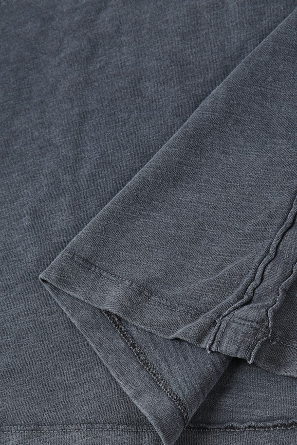 블루 가먼트 다이 코튼 포켓 데일리 티셔츠 F-HTEE63는 부드러운 촉감의 면 소재로 제작되어 편안한 착용감을 선사합니다. 빈티지한 무드를 더하는 후염 가공과 데일리룩에 활용하기 좋은 디자인, 그리고 실용적인 포켓 디테일이 특징입니다. 슬림, 레귤러, 오버핏으로 다양한 핏을 선택할 수 있으며, 블루, 카키, 차콜 세 가지 색상으로 출시되어 간절기, 여름, 겨울 등 계절에 구애받지 않고 폭넓게 활용할 수 있습니다.
