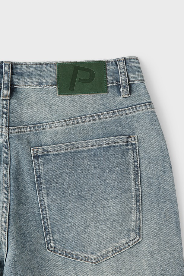 부드러운 촉감과 뛰어난 신축성을 자랑하는 M-QJEAN14 데님 진입니다. 은은한 워싱과 뒷 포켓 절개 디테일이 돋보이며, 캐주얼한 스타일을 연출하기 좋습니다. 레귤러핏, 슬림핏, 스트레이트 핏으로 다양한 핏을 제공하며, 6포켓 디자인으로 실용성을 더했습니다.
