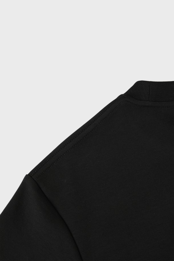 블랙과 화이트 색상으로 출시된 남성용 로고 반팔 티셔츠 M-QTEE22입니다. 비스코스, 폴리에스터, 스판 혼방 소재로 제작되어 부드러운 촉감과 얇은 두께감으로 여름, 간절기에 시원하게 착용하기 좋습니다. 여유 있는 오버핏 실루엣과 중간 신축성, 앞면 로고 자수 포인트가 돋보이는 베이직 캐주얼 스타일의 티셔츠입니다.
