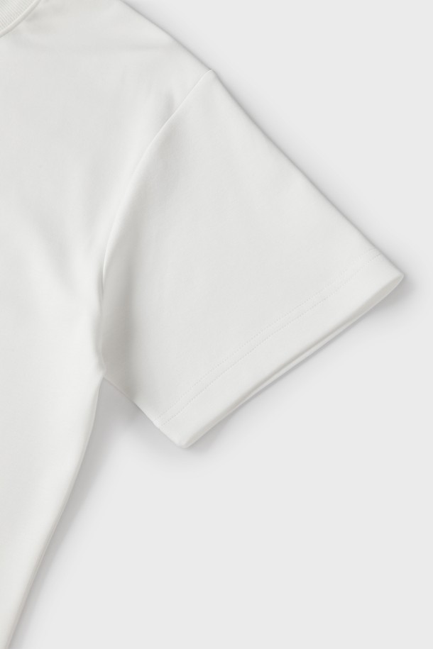 블랙과 화이트 색상으로 출시된 남성용 로고 반팔 티셔츠 M-QTEE22는 부드러운 촉감의 비스코스, 폴리에스터, 스판 혼방 소재로 제작되었습니다. 라운드넥 디자인에 앞면 로고 자수 포인트를 더했으며, 슬림핏, 레귤러핏, 오버핏까지 다양한 핏으로 출시되어 깔끔한 실루엣을 연출합니다. 여름과 간절기에 적합하며, 일상 및 캐주얼 스타일을 즐겨 입는 남성분들에게 추천하는 베이직한 반팔 티셔츠입니다.
