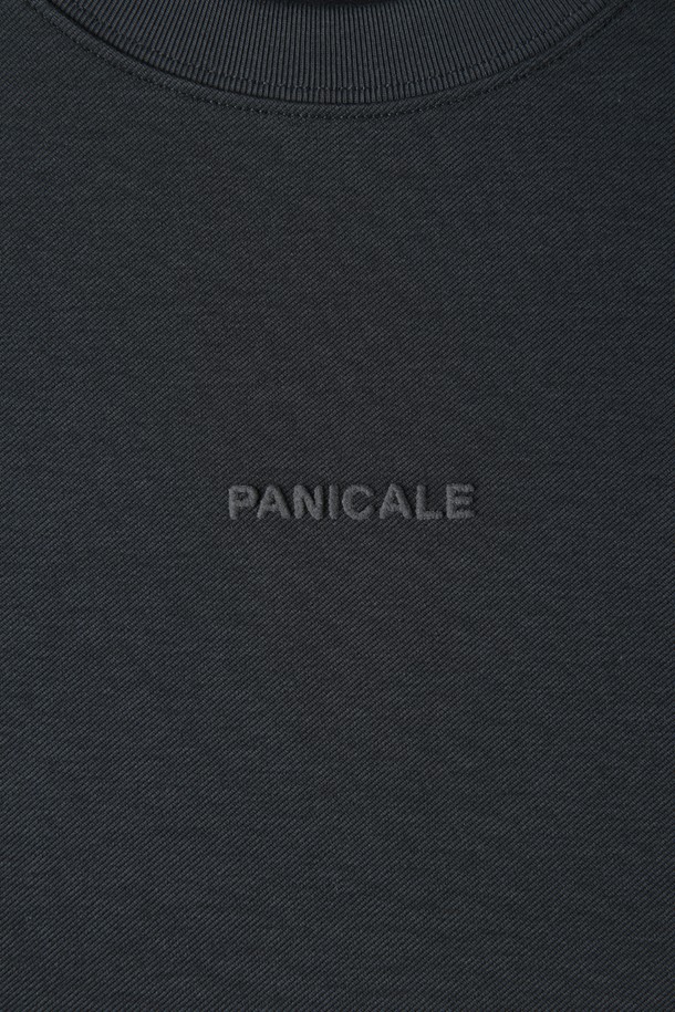 로고 반팔 티셔츠 M-QTEE23은 부드러운 촉감과 쾌적한 착용감을 선사하는 남녀 공용 상의입니다. 화이트와 차콜 두 가지 색상으로 출시되었으며, 여름과 간절기에 활용하기 좋은 베이직 스타일의 레귤러 핏 티셔츠입니다. 폴리에스터, 리오셀, 면, 스판 혼방 소재로 제작되어 신축성이 뛰어나 편안하게 활동할 수 있으며, 여유 있는 실루엣을 연출합니다.
