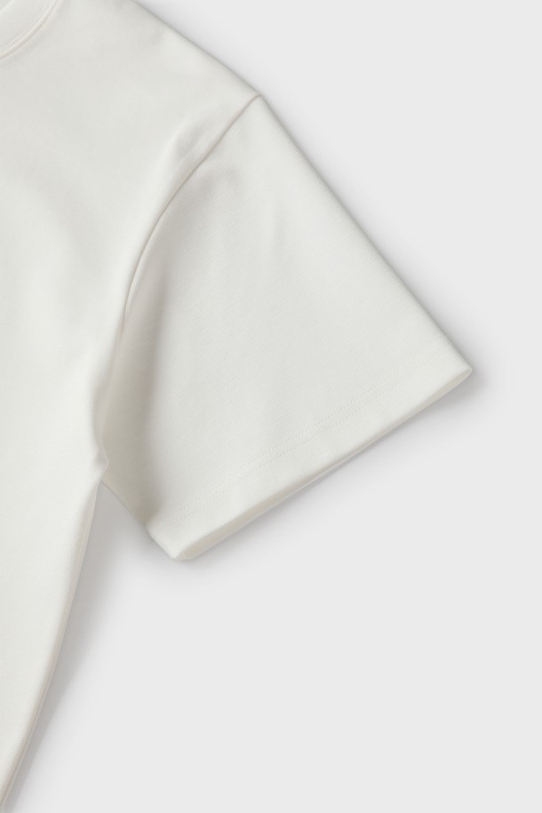 **로고 반팔 티셔츠 M-QTEE23**은 남성용 상의로, 부드러운 촉감과 쾌적한 착용감을 선사하는 반팔 티셔츠입니다. 화이트와 차콜 두 가지 색상으로 출시되었으며, 레귤러핏과 오버핏으로 편안하게 착용 가능합니다. 폴리에스터, 리오셀, 면, 스판 혼방 소재로 제작되어 신축성이 뛰어나 활동성이 좋고, 여름 및 간절기에 베이직하고 캐주얼한 스타일을 연출하기에 적합합니다.
