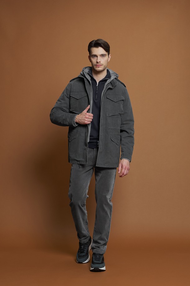 **디테처블 후드 재킷 M-GCJP69**

남성용 디테처블 후드 재킷입니다. 차콜 색상의 무지 패턴으로, 가을과 겨울에 착용하기 좋은 두꺼운 두께감의 점퍼입니다. 캐주얼, 베이직 스타일로 일상, 산책, 여행 등 다양한 TPO에 활용할 수 있습니다. 탈부착 가능한 후드와 킬팅 안감, 플랩 포켓, 어깨 견장 디테일이 특징이며, 투웨이 지퍼와 레귤러핏으로 편안함을 더했습니다. 면, 나일론, 폴리에스테르 혼방 소재로 제작되어 내구성과 유연성이 뛰어나며, 우수한 보온성과 가벼운 착용감을 제공합니다.
