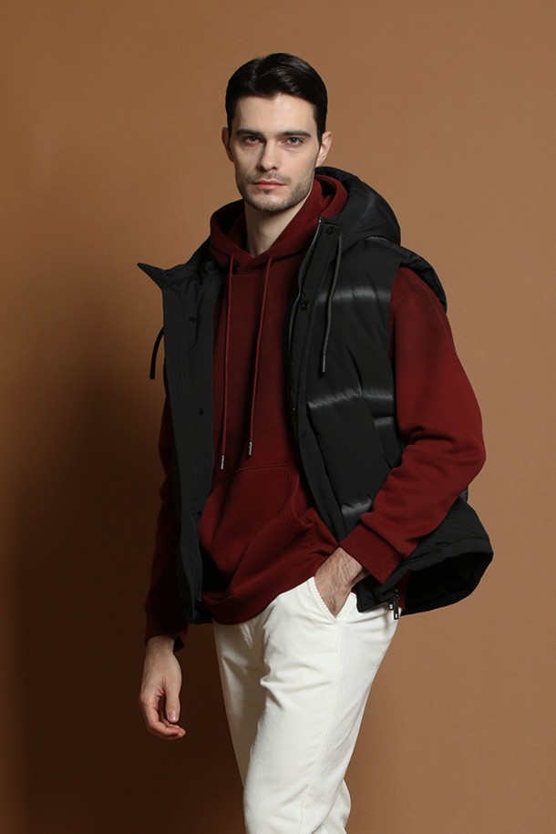 블랙 컬러의 남성용 후드 다운 베스트 M-QCJP59입니다. 겨울철 캐주얼 및 스포티 스타일을 연출하기에 적합하며, 레귤러 핏으로 편안하게 착용할 수 있습니다. 퀼팅 디자인과 후드가 특징이며, 두꺼운 두께감과 부드러운 촉감으로 따뜻함을 선사합니다. 민소매 디자인으로 활동성을 높였으며, 나일론 소재를 사용하여 내구성을 강화했습니다. 집업 형식으로 간편하게 착용 가능하며, 일상에서 폭넓게 활용할 수 있습니다.
