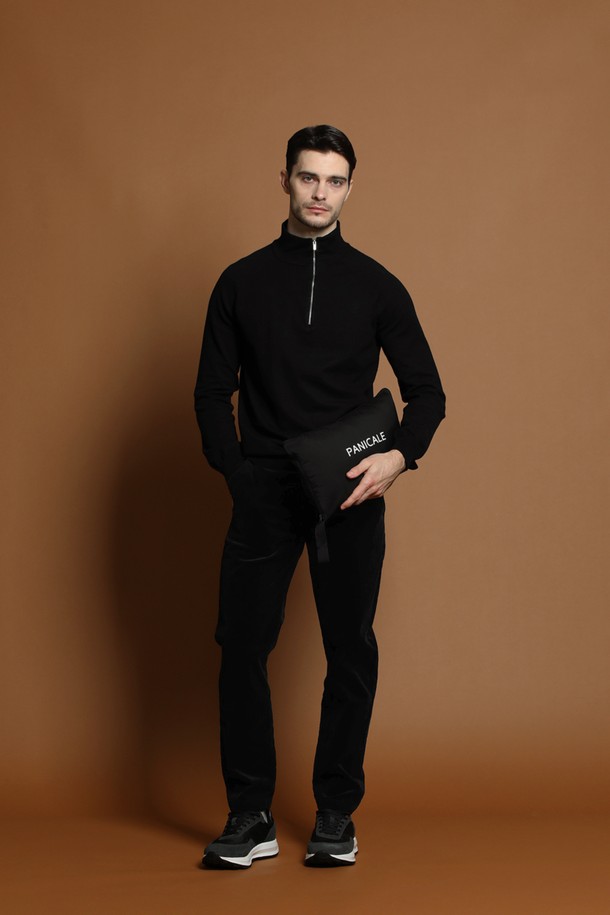 덕다운 퀼팅 점퍼 M-QCJP60는 남성용 겨울 점퍼입니다. 베이직하고 미니멀한 스타일의 블랙 컬러 무지 제품으로, 오버핏으로 제작되어 편안한 착용감을 제공합니다. 겉감은 부드러운 촉감의 퀼팅 디테일이 돋보이며, 충전재는 덕다운을 사용하여 보온성을 높였습니다. 집업 스타일의 긴 소매 기장으로, 일상생활에서 폭넓게 활용할 수 있습니다.
