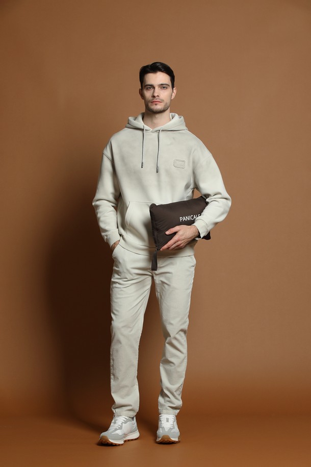 **덕다운 퀼팅 점퍼 M-QCJP60**

남성용 덕다운 퀼팅 점퍼로, 겨울철 일상에서 따뜻하고 편안하게 착용할 수 있습니다. 브라운 컬러의 퀼팅 패턴이 특징이며, 캐주얼 및 베이직 스타일을 연출합니다. 넉넉한 오버핏에 집업 방식으로 편하게 입고 벗을 수 있으며, 긴 소매 기장입니다. 두꺼운 두께감과 부드러운 촉감의 나일론 소재로 제작되었으며, 덕다운 충전재를 사용하여 보온성과 경량성을 동시에 갖췄습니다.
