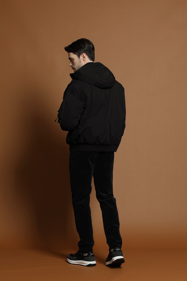 덕다운 블루종 재킷 M-QCJP64는 남성용 겨울 아우터로, 캐주얼하고 미니멀한 스타일을 연출합니다. 블랙 컬러의 무지 디자인으로 어떤 옷에도 쉽게 매치할 수 있으며, 두꺼운 두께감과 부드러운 촉감의 덕다운 충전재가 따뜻함을 선사합니다. 오버핏으로 편안한 착용감을 제공하며, 집업 방식과 긴 소매, 후드, 포켓 디테일이 실용성을 더합니다. 일상복으로 활용하기 좋은 패딩 타입의 블루종 재킷입니다.
