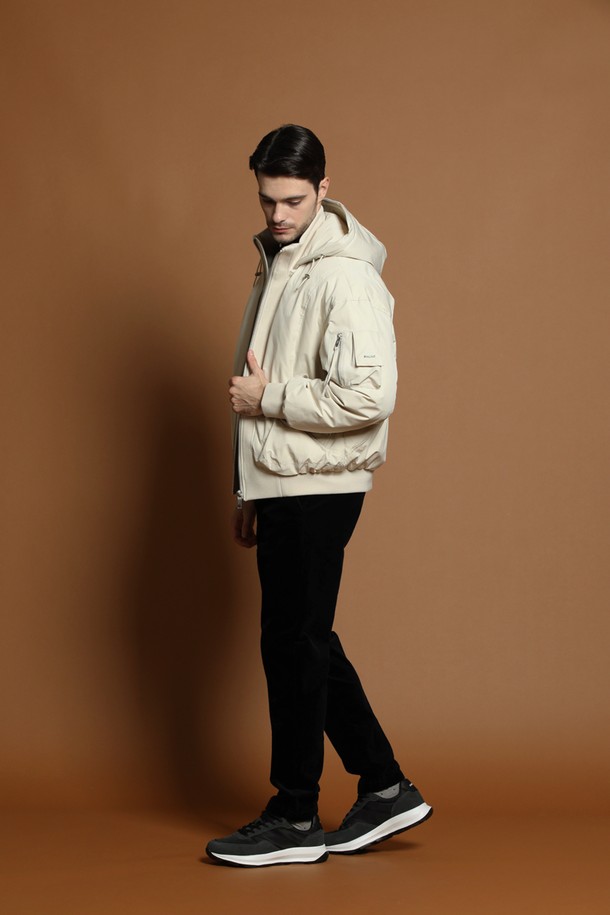 덕다운 블루종 재킷 M-QCJP64는 남성용 아우터로, 겨울철 일상에서 캐주얼하고 스포티한 스타일을 연출하기에 적합합니다. 아이보리, 화이트 두 가지 색상으로 출시되었으며, 숏 기장의 무지 디자인으로 미니멀한 매력을 더합니다. 두꺼운 두께감의 덕다운 충전재와 부드러운 촉감으로 따뜻함을 제공하며, 집업 여밈 방식과 후드, 포켓 디테일이 실용성을 높였습니다. 레귤러핏으로 제작되어 편안한 착용감을 선사하며, 긴 소매 기장으로 보온성을 더했습니다.
