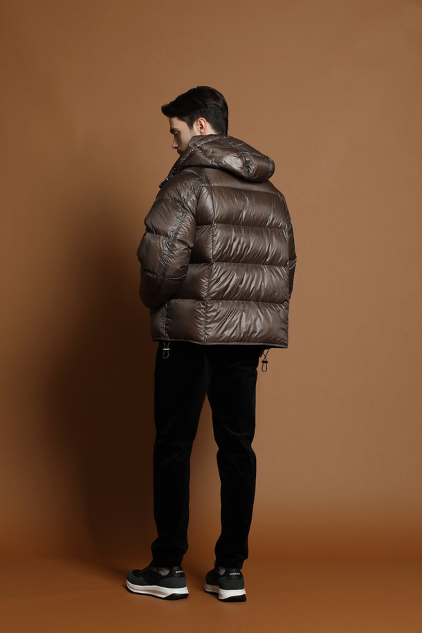 경량 덕다운 패딩 재킷 M-QCJP57은 남성용 겨울 아우터입니다. 브라운 컬러의 베이직하고 미니멀한 디자인으로, 일상복으로 활용하기 좋습니다. 얇고 가벼운 나일론 소재에 덕다운 충전재를 사용하여 보온성을 높였습니다. 레귤러핏에 집업 스타일로 편안하게 착용할 수 있으며, 긴 소매와 후드가 있어 실용적입니다. 무지 디자인으로 다양한 스타일 연출에 용이합니다.
