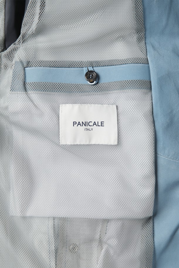 세련된 남성 스타일을 완성하는 양가죽 후드 라이더 재킷 F-QLJP02입니다. 부드러운 촉감의 양가죽 소재와 오일 워싱 처리로 은은한 광택과 고급스러움을 더했습니다. 슬림핏 디자인에 투웨이 지퍼, 후드 및 조임끈, 측면 포켓, 메쉬 안감, 통기성 기능을 더하여 여름부터 겨울까지 폭넓게 활용할 수 있는 실용적인 아이템입니다.
