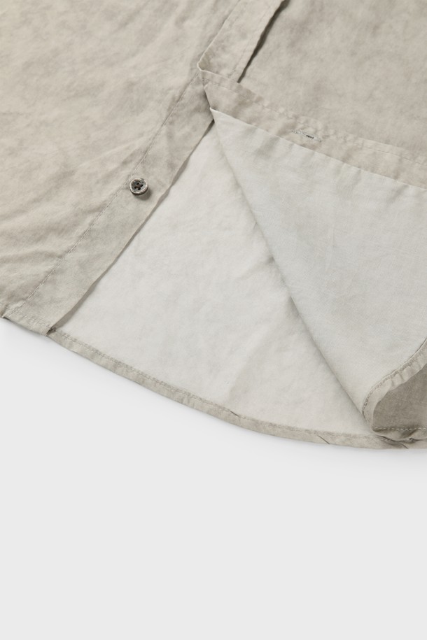 **리오셀 리넨 워싱 셔츠 D-QCSH12**

부드러운 촉감의 리오셀과 린넨 혼방 소재로 제작된 남성 셔츠입니다. 캐주얼한 스타일로 여름, 간절기, 겨울까지 폭넓게 활용 가능하며, 데이트룩과 출근룩에 모두 잘 어울립니다. 슬림핏 디자인에 워싱 처리된 독특한 패턴이 돋보이며, 그레이와 블루 두 가지 색상으로 출시되었습니다. 칼라 넥 라인에 긴 소매 기장으로 세련된 느낌을 더했으며, 단추 여밈과 포켓 디테일, P 자수 포인트가 특징입니다. 티셔츠와 레이어드하여 다양한 스타일을 연출할 수 있습니다.
