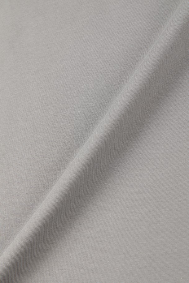 쿨에버 조니 칼라 폴로 셔츠 D-QTEE20는 남성용 폴로 셔츠로, 미니멀하고 베이직한 스타일을 추구합니다. 그레이 컬러에 반소매 기장과 레귤러핏, 슬림핏으로 폭넓은 핏을 제공하며, COOLEVER 기능성 원단과 흡습, 속건, 통기 기능을 갖춰 여름, 간절기, 겨울에도 쾌적하게 착용 가능합니다. 면, 폴리에스테르, 스판덱스 혼방 소재로 부드러운 촉감을 제공하며, 로고 자수 디테일이 특징입니다.
