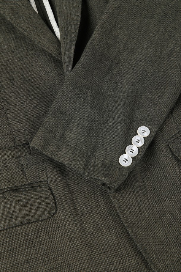 워시드 리넨 자켓 D-QCJK08은 부드러운 촉감의 리넨 소재로 제작되어, 간절기, 여름, 겨울까지 폭넓게 활용 가능한 남성용 자켓입니다. 클래식하고 베이직한 스타일의 카키색 싱글버튼 테일러드 자켓으로, 슬림핏과 레귤러 기장으로 세련된 핏을 연출합니다. 노치 라펠, 더블 벤트, 패치 포켓, 페이크 포켓, 행거칩 디테일이 더해져 세미 포멀 룩을 완성합니다.
