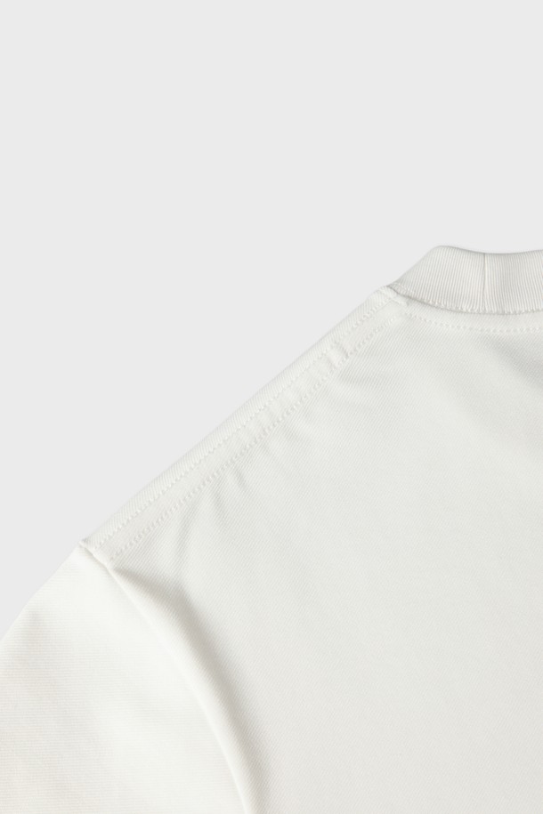 **로고 반팔 티셔츠 M-QTEE23**은 남성용 상의로, 부드러운 촉감과 쾌적한 착용감을 선사하는 반팔 티셔츠입니다. 화이트와 차콜 두 가지 색상으로 출시되었으며, 레귤러핏과 오버핏으로 편안하게 착용 가능합니다. 폴리에스터, 리오셀, 면, 스판 혼방 소재로 제작되어 신축성이 뛰어나 활동성이 좋고, 여름 및 간절기에 베이직하고 캐주얼한 스타일을 연출하기에 적합합니다.
